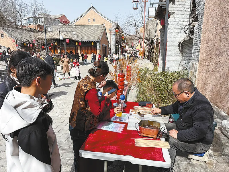 棣花景区内的糖画