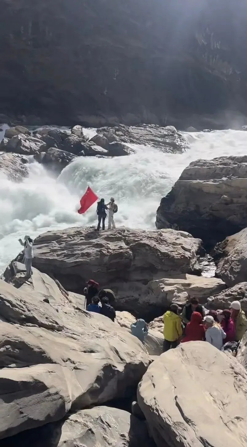 云南中虎跳峡区域有人落水,景区称此处未开发,当地消防:女方称男方洗茶杯时落水