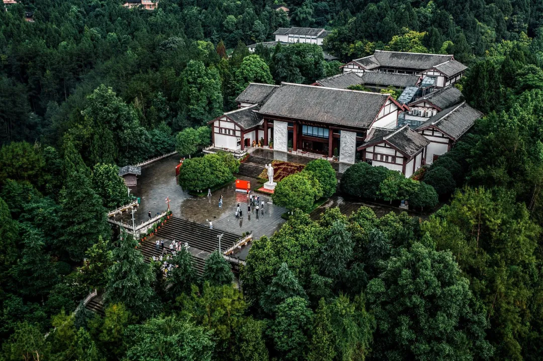 大批俄罗斯人“霸占”重庆街头,打着旅游的幌子,不逛洪崖洞不坐索道,到底被啥迷住了?