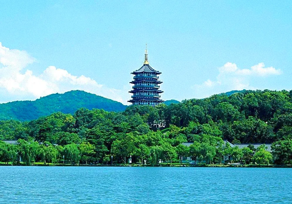 大批俄罗斯人“霸占”杭州街头,打着旅游的幌子,不逛西湖不去灵隐寺,到底被啥迷住了?