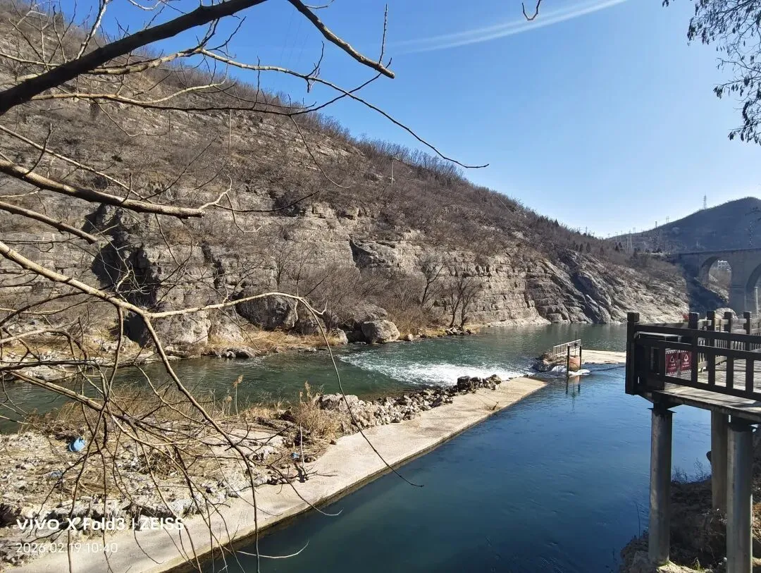 娘子关景区之水帘洞瀑布景点,走玻璃吊桥赏飞瀑