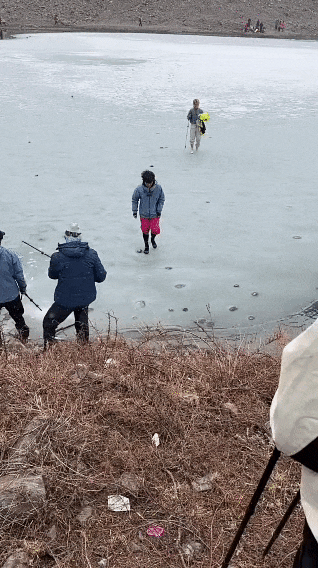 多名游客踩破冰面坠入湖中,景区回应:事发地为未开发区域,禁止进入