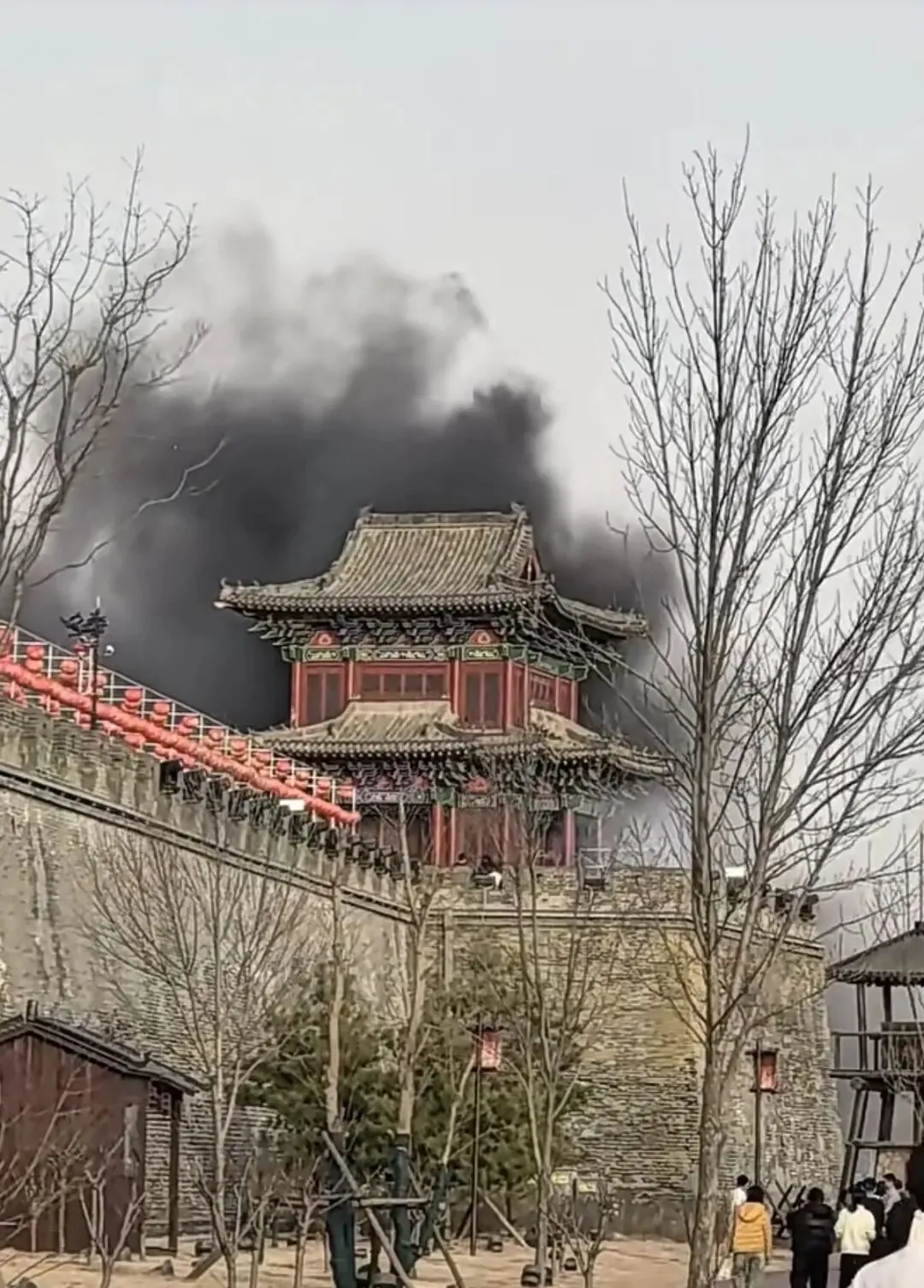 突发!5A级景区火光冲天,游客惊慌撤离!