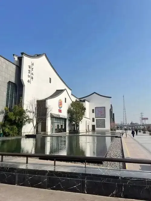 高速服务区凭实力把自己卷成景区