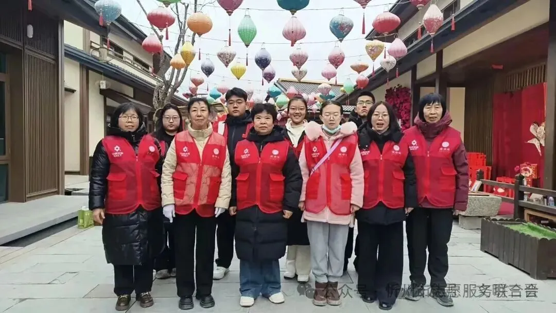 志愿红暖新春!忻州云中河景区:志愿者坚守非遗摊位,暖心服务不打烊
