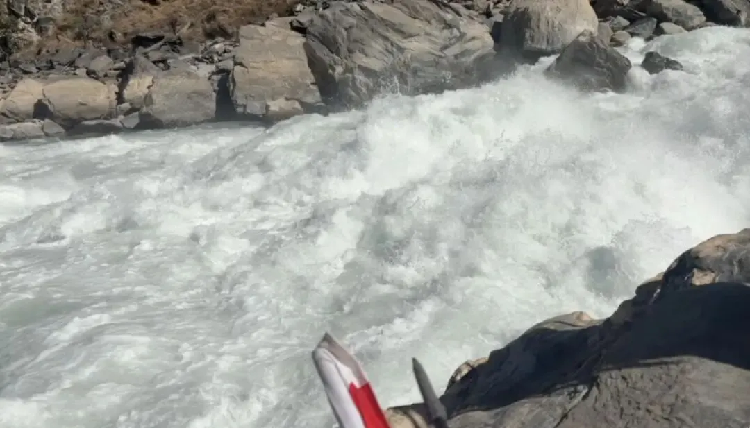 事发知名景区!情侣游玩时男子坠江失踪,女友崩溃:我们马上要结婚!救援人员:搜救难度系“天花板级别”