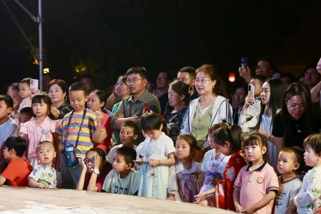 董宇辉的“不合群”,打醒多少装睡的旅游博主?