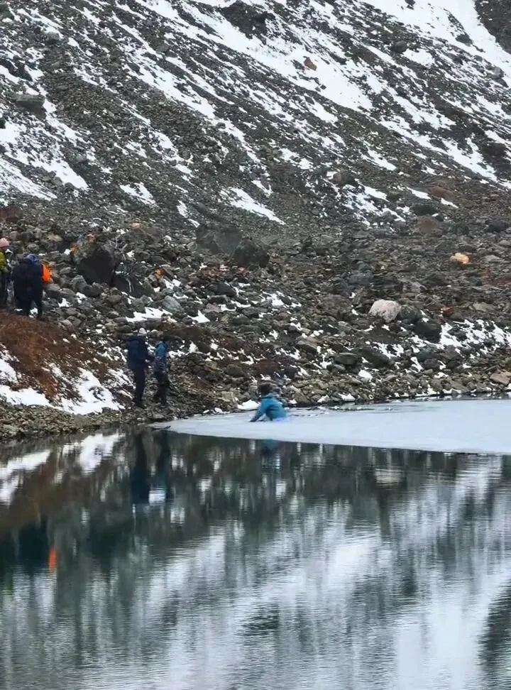 云南梅里雪山景区发生坠湖事件!