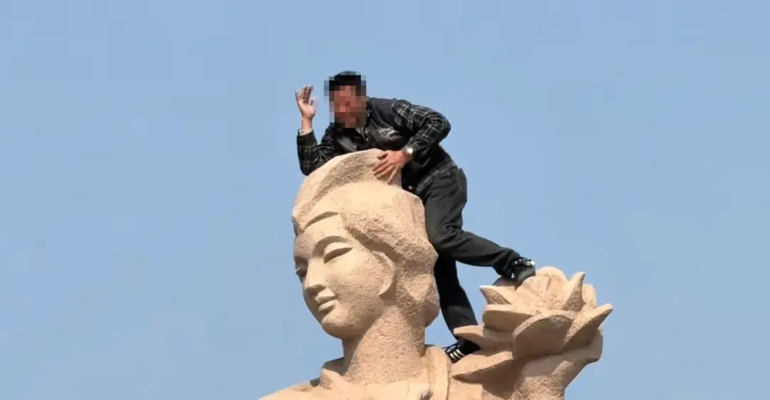 男子爬到何仙姑雕像头顶拍照,山东蓬莱阁景区回应:“八仙过海”石雕属于公共区域无人值守,后续会加强巡逻
