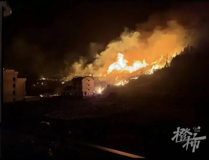 窗外就是火海!江西婺源5A景区附近山林突发大火→