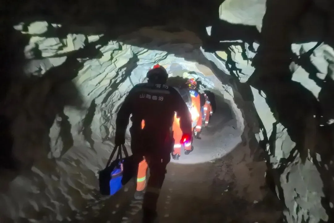 临汾一景区两人被困,其中一人受伤