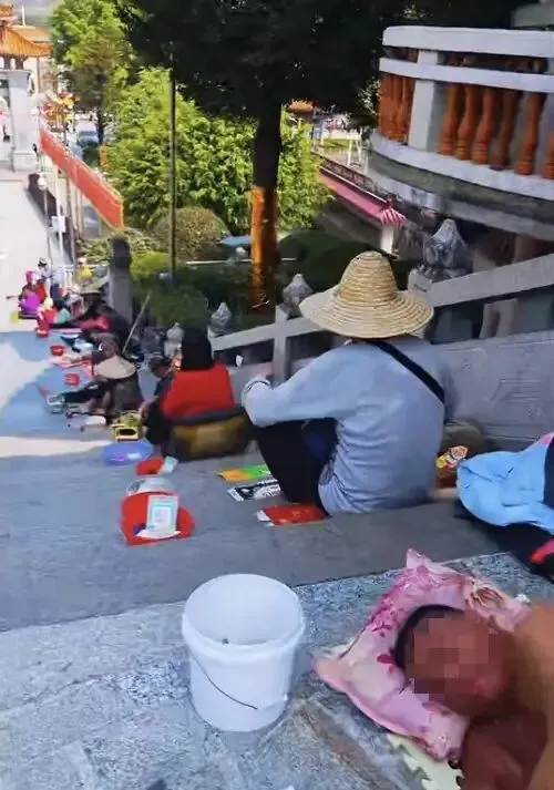 广东汕头宋大峰景区,路边有人扎堆乞讨:当地文旅回应赶不走