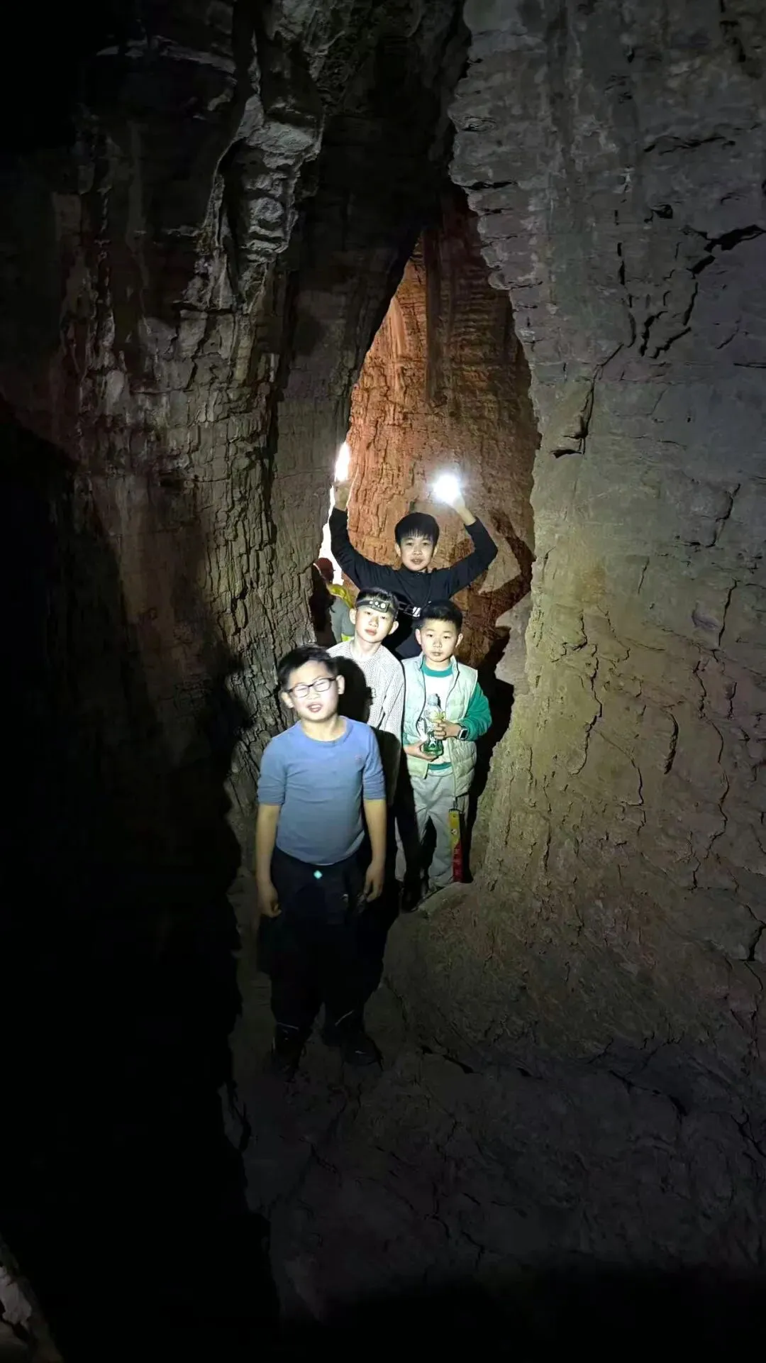 郑州户外 | 大年初三不去景区凑热闹,带娃来南太行徒步探洞,体验绝啦!