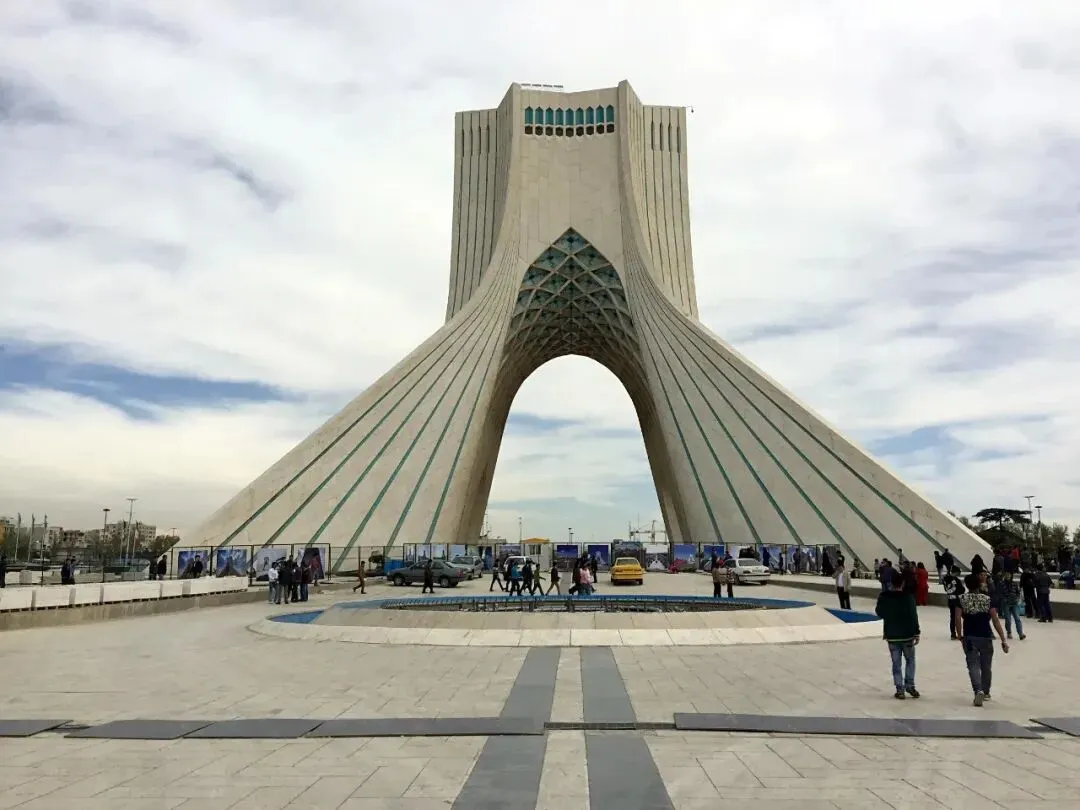 被炸的伊朗现在是不能旅游了,看手机吧,