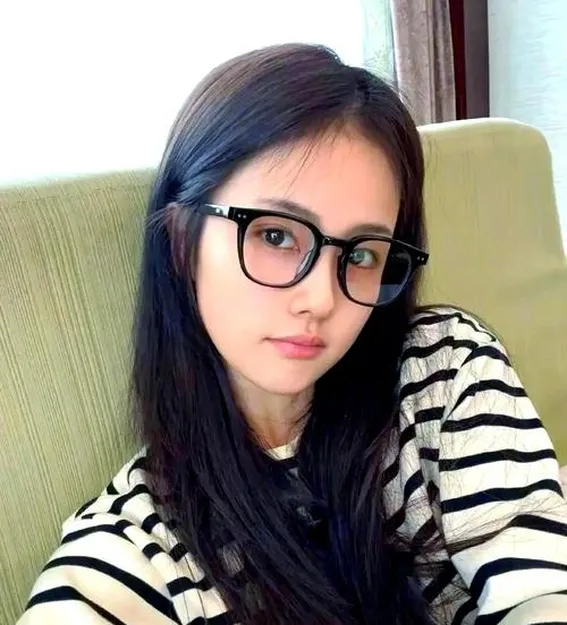 白鹿孟子义大孤山旅游,素颜出镜,气质不一般