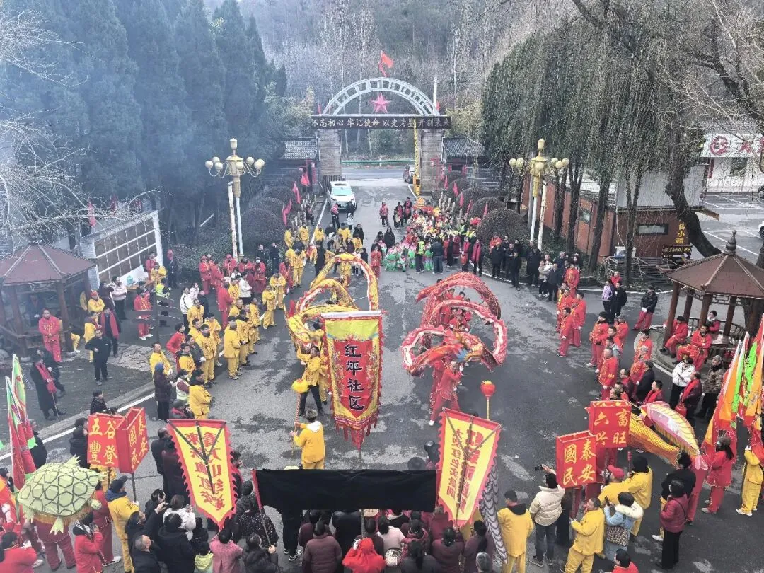将军红四方景区:传统舞龙闹新春,共庆盛世好年华