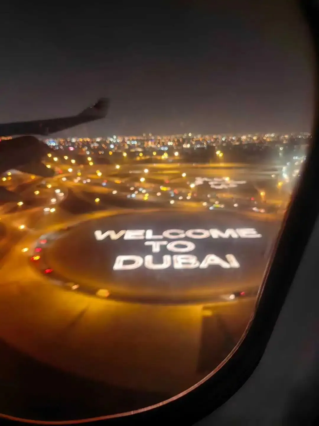 杭州一家6口迪拜旅游突遇战争被滞留,3个老人都有基础病,降压药得掰一半吃;还有人包车转机绕半个东南亚回国