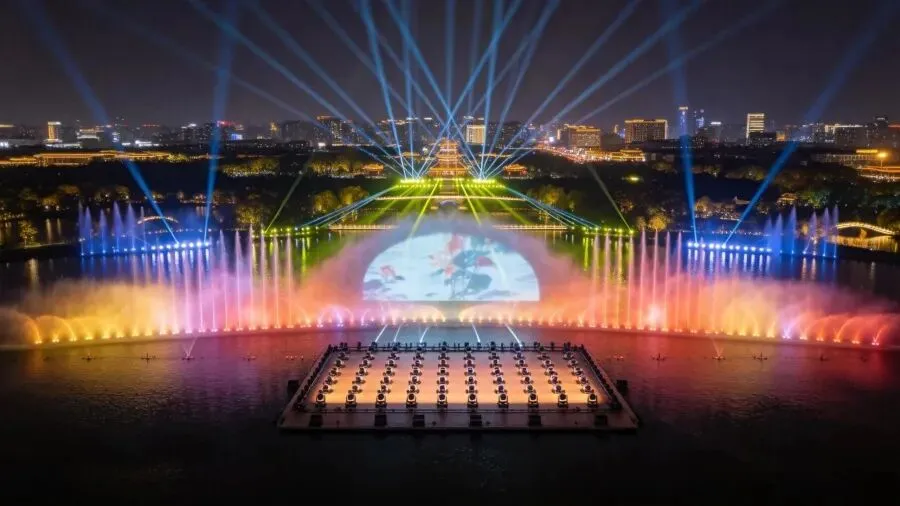 想让景区夜游脱颖而出?详解水舞秀、水幕电影、极光秀的融合应用