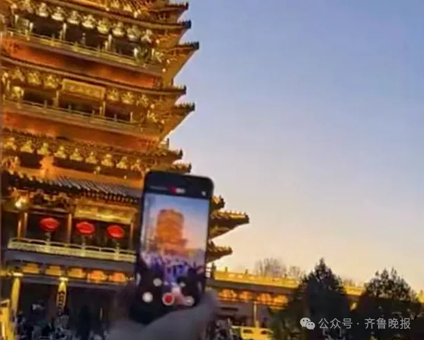 全国多地景区爆满!济南变“挤”南,趵突泉保安险被挤下水,网友:到处都有1亿人?