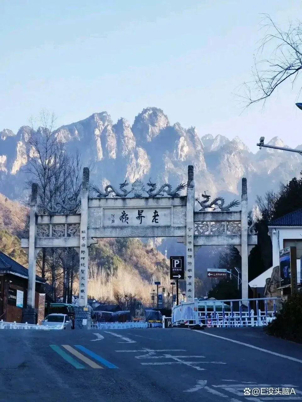 河南省著名的景区都开始免费入园.对我们每一个消费者来讲,当然是一件喜事,可是对来讲,就是一次大考.世界月季大观园该怎么办呢?