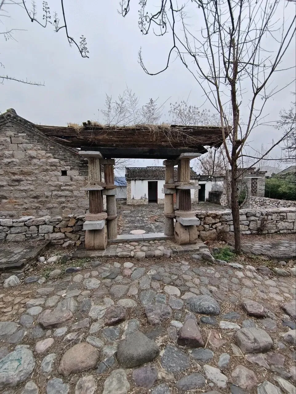 别再挤景区!徐州石头部落,人少景美,春日必去