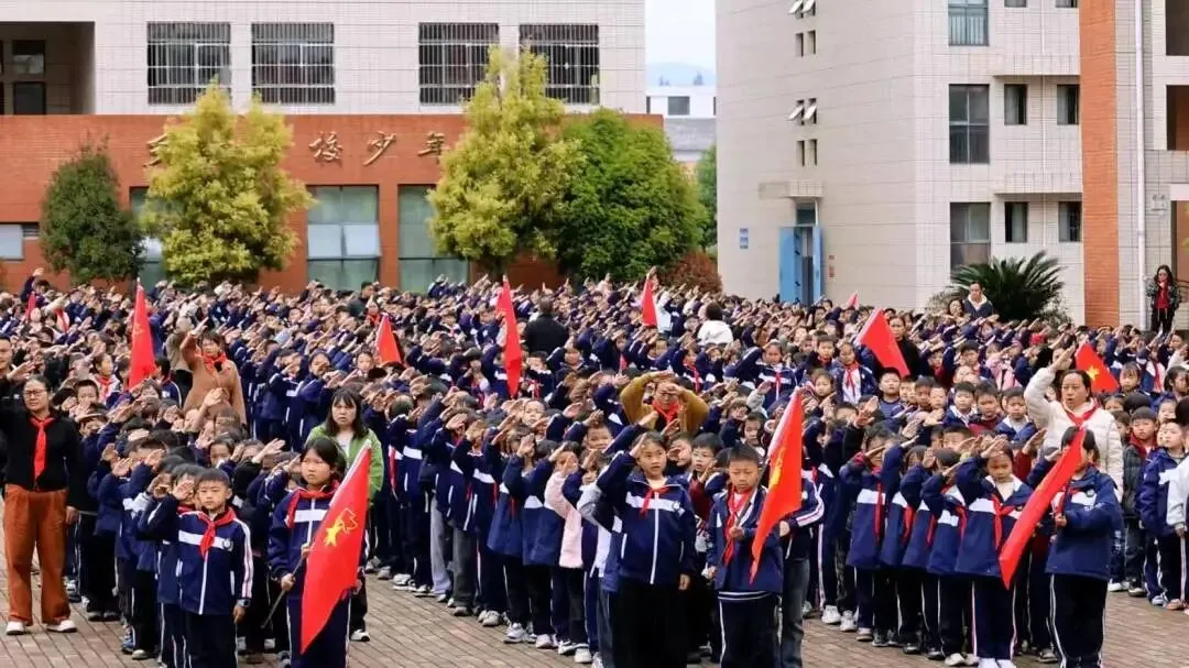 传承雷锋精神 争做思源小先锋——黄果树旅游区思源实验学校少先队大队开展学雷锋主题微活动