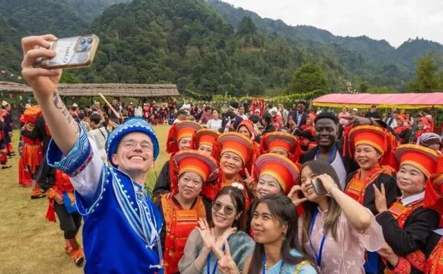 大量越南游客涌入广西来宾,打着旅游幌子不逛金秀不吃艾糍粑,为什么