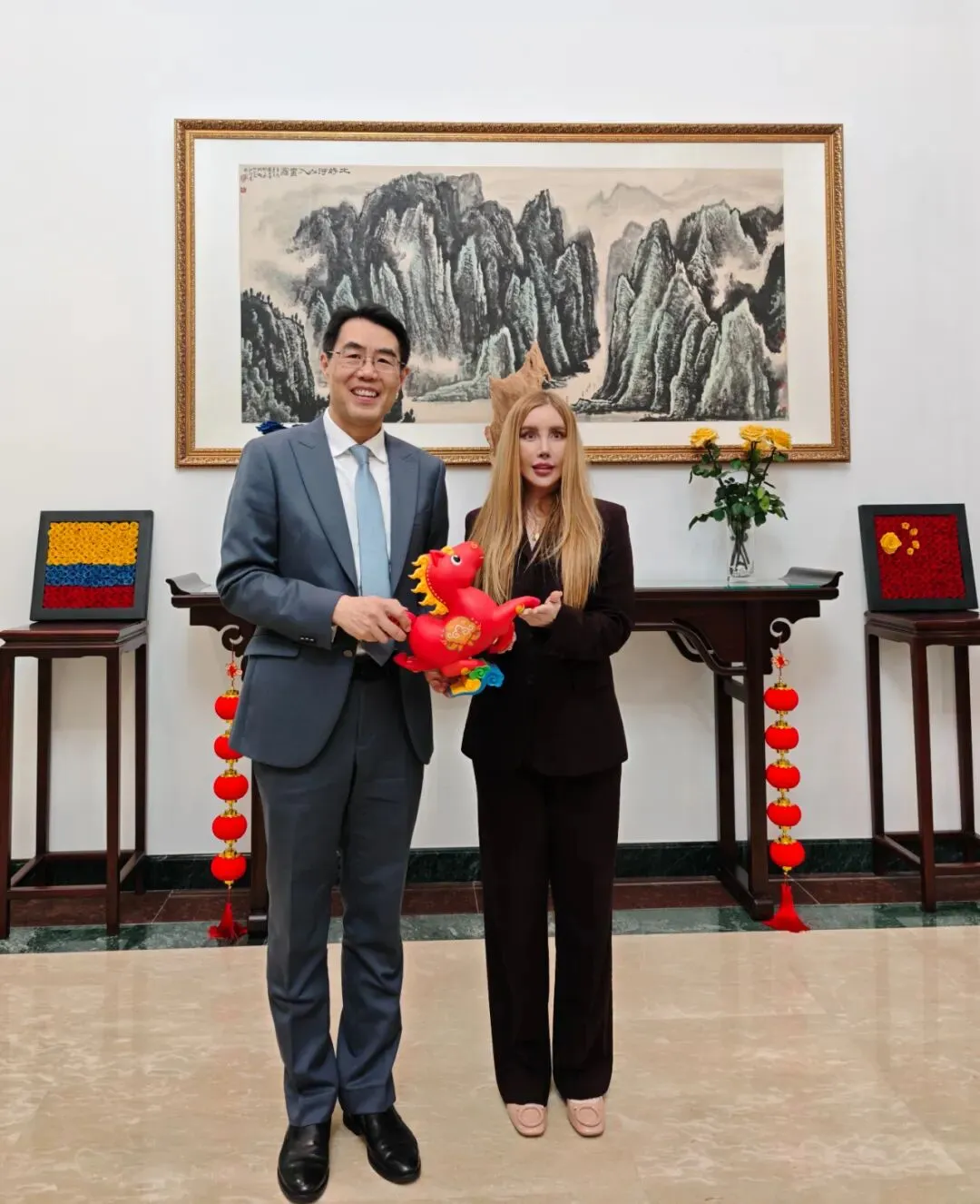 驻哥伦比亚大使朱京阳会见哥贸易、工业和旅游部长莫拉莱斯