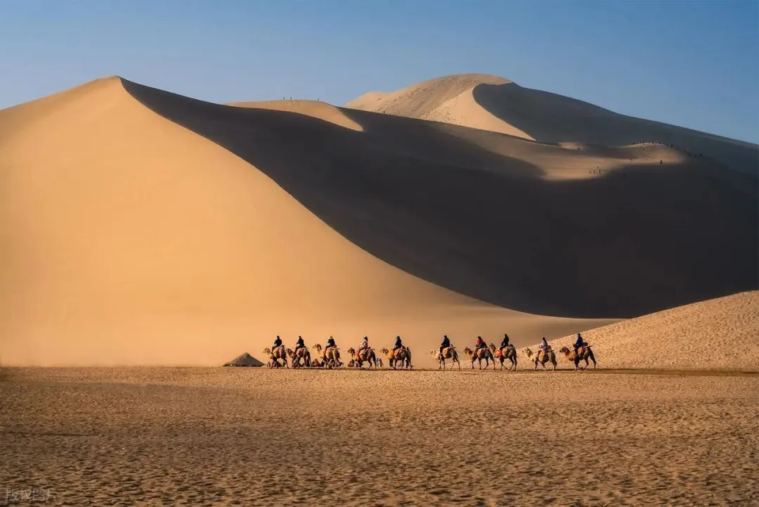 大批韩国人“霸占”甘肃敦煌街头,打着旅游的幌子,不骑网红骆驼不拍飞天写真,到底被啥迷住了?