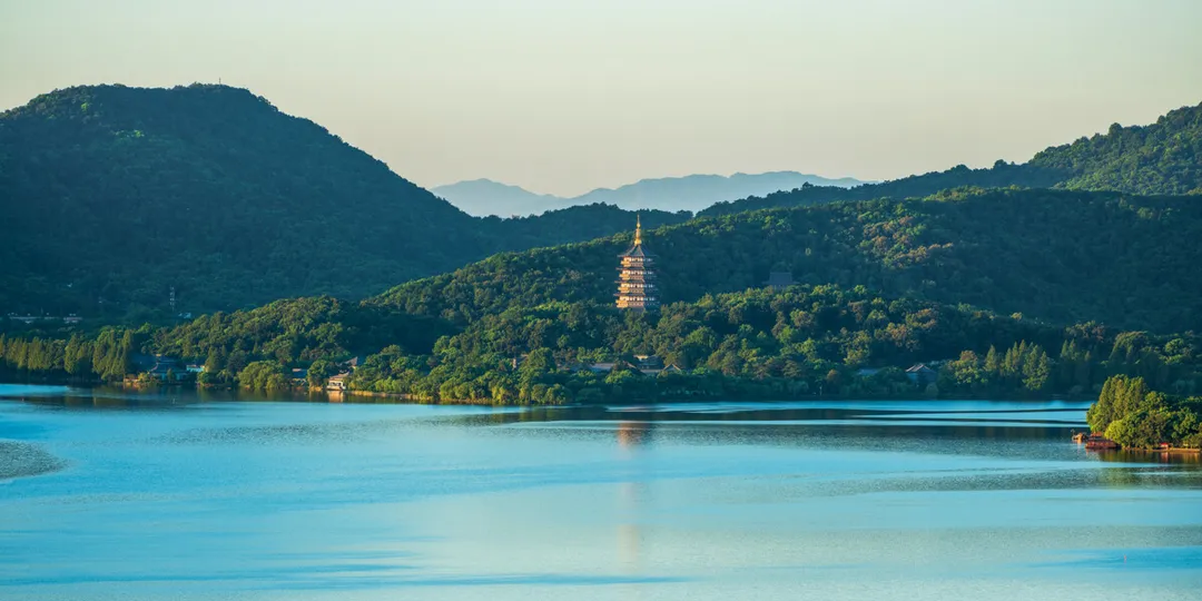 大批韩国人“霸占”杭州街头,打着旅游的幌子,不拜灵隐古刹不看断桥残雪,到底被啥迷住了?