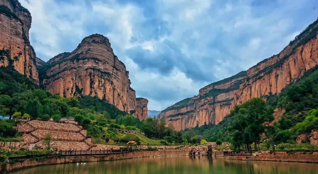 大批俄罗斯人“霸占”洛阳街头,打着旅游的幌子,不拜龙门石窟不看白马寺,到底被啥迷住了?