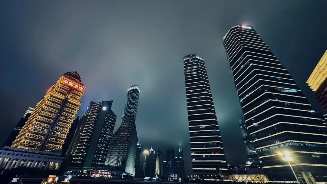 大批英国人“霸占”上海街头,打着旅游的幌子,不登东方明珠不逛南京路,到底被啥迷住了?