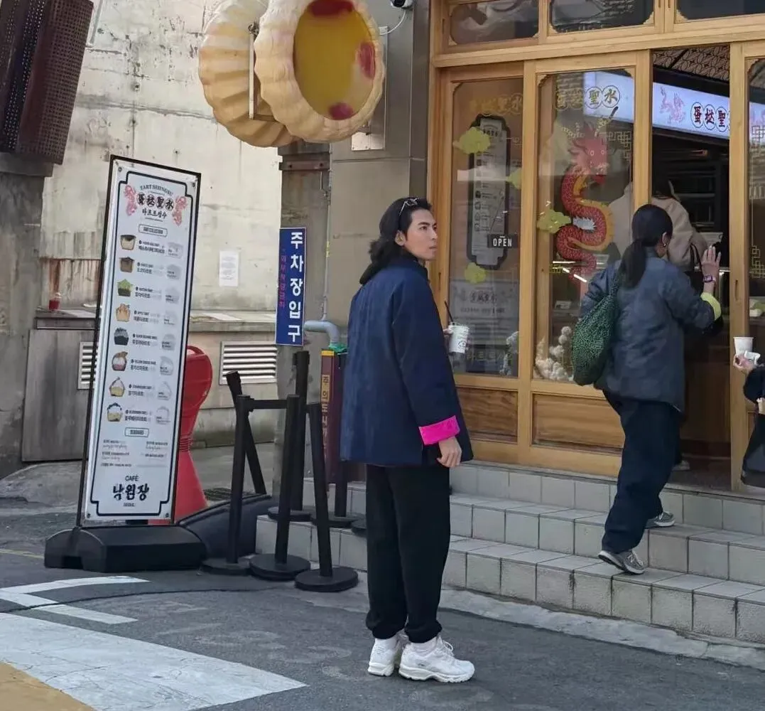 萧敬腾和老婆一起韩国旅游被偶遇,新中式情侣穿搭时髦又显年轻,两人互动甜度爆表!