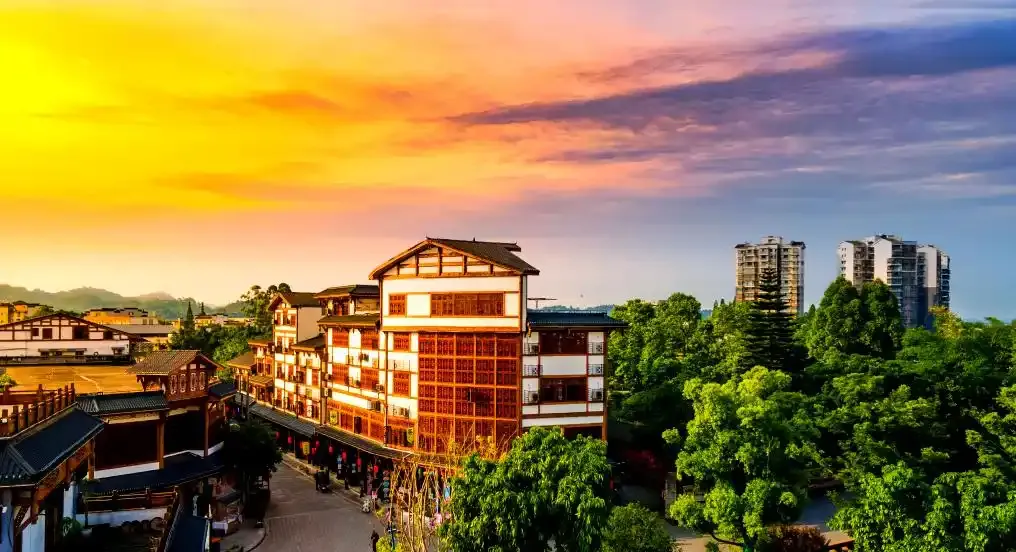 大批韩国人“霸占”乐山街头,打着旅游的幌子,不拜乐山大佛不看峨眉金顶,到底被啥迷住了?