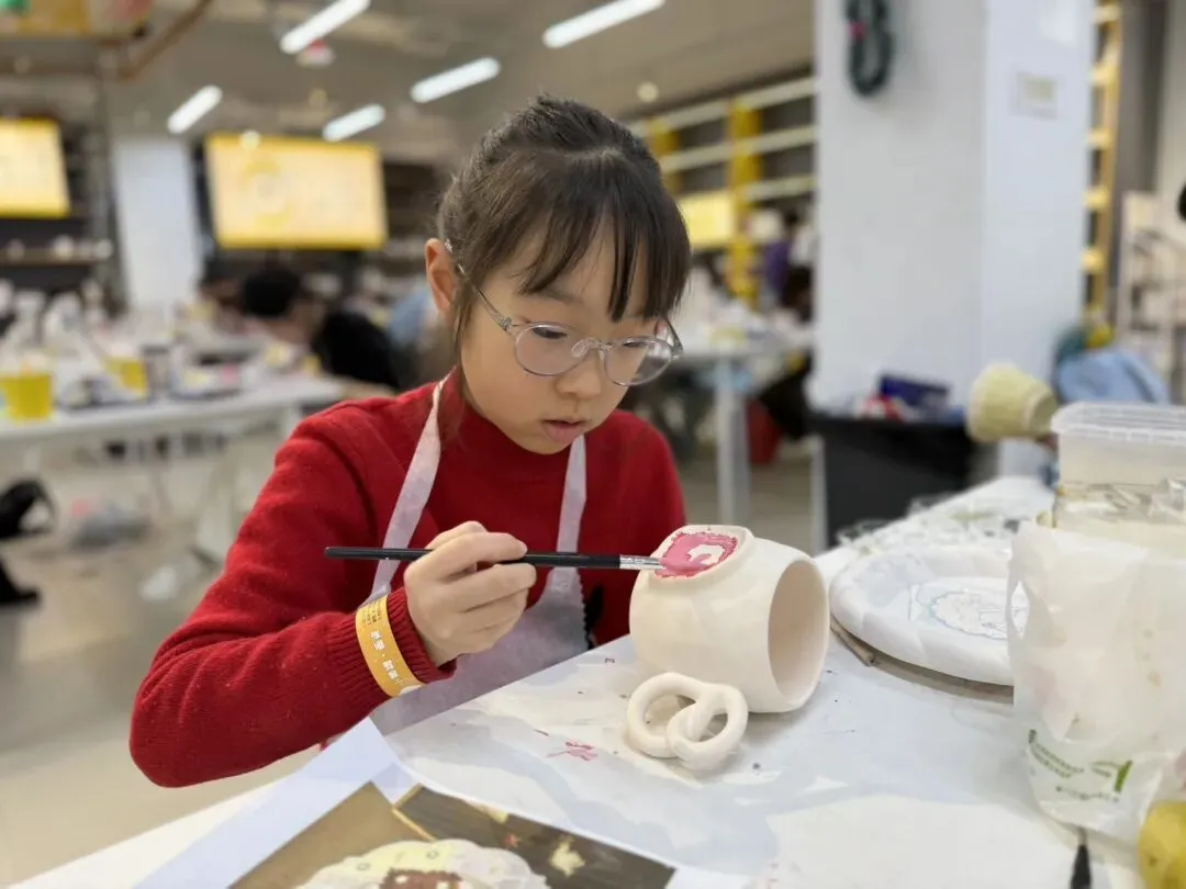 U 妈树洞|春节景德镇反向旅行:不挤景点,我们在画室与瓷器过了最治愈的年