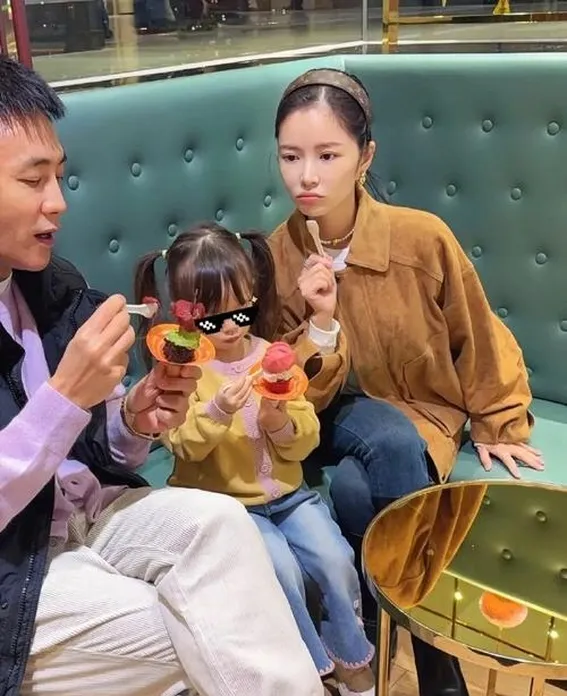 杜淳和老婆女儿现身海南三亚旅游,老婆王灿兮肤白貌美,身材超好