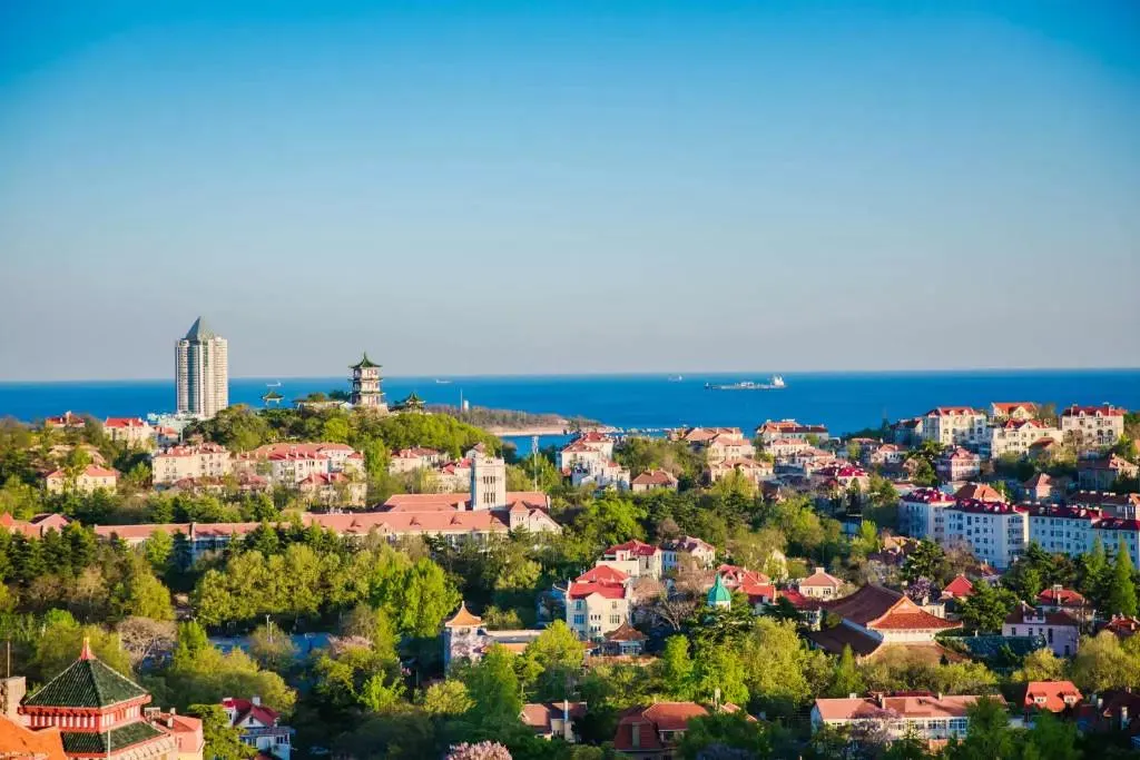 大量韩国人涌入山东青岛,打着旅游的名义,不看栈桥不挤五四广场,究竟有何居心?