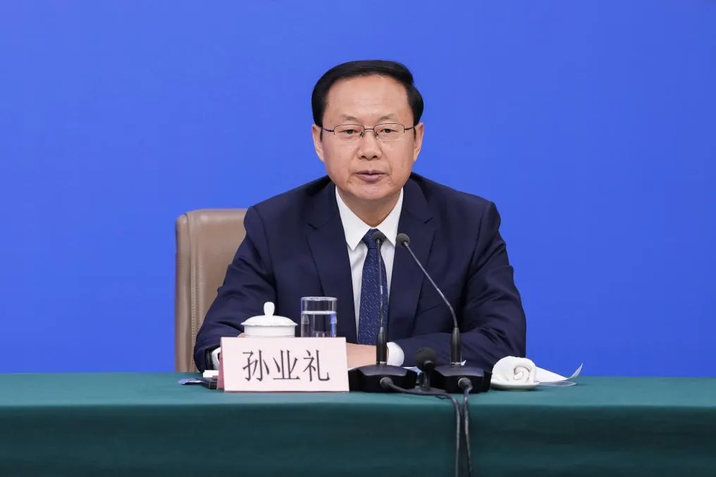 文旅部部长:7名外国游客到上海旅游,买了40箱中国货;“成为中国人”成了网络热词,老外爱上喝开水吃火锅等中式生活