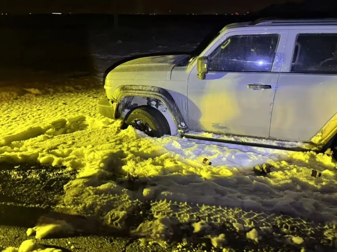 风雪救援暖人心待甫森景区救援队员紧急救助被困车辆