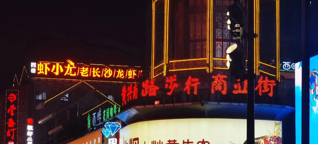 大批俄罗斯人“霸占”长沙街头,打着旅游的幌子,不拜岳麓书院不看橘子洲头,到底被啥迷住了?