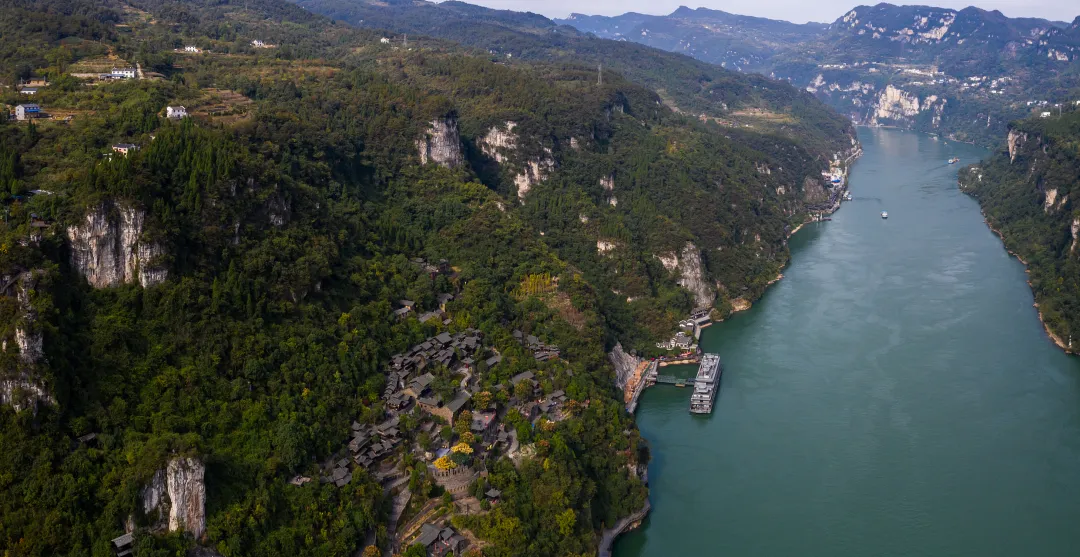 大批俄罗斯人“霸占”重庆街头,打着旅游的幌子,不拜洪崖洞不看李子坝,到底被啥迷住了?