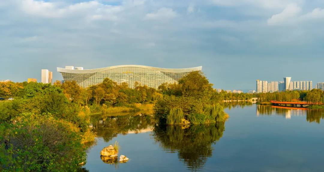 大批俄罗斯人“霸占”成都街头,打着旅游的幌子,不拜武侯祠不看大熊猫,到底被啥迷住了?
