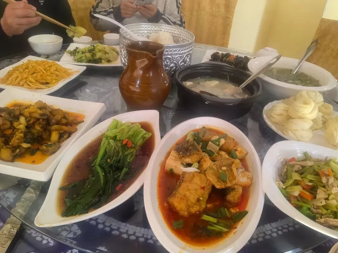 出游十二天,三人增强了十八斤,看来,旅游公司的伙食真不错