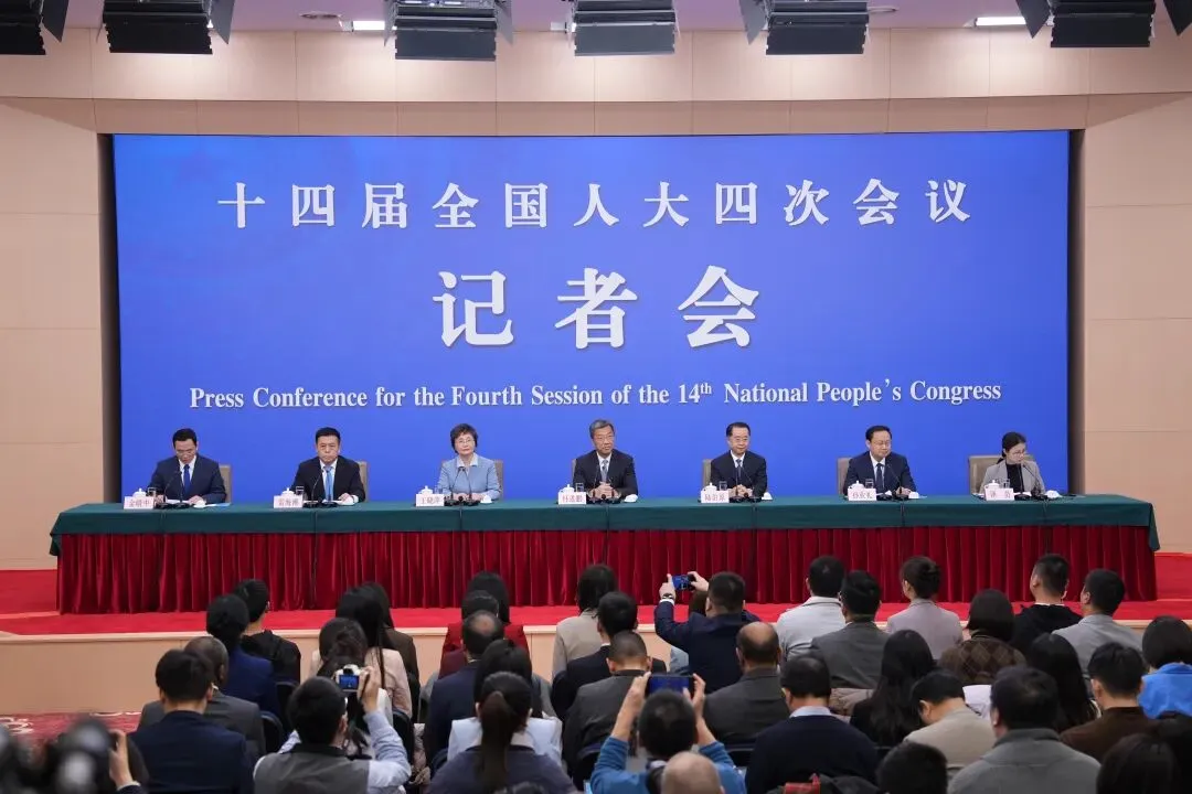 文化和旅游部部长孙业礼:今年春节假期旅游消费创下历史新高,对景区内的不良商家欺客、宰客、强迫购物等违法违规行为零容忍