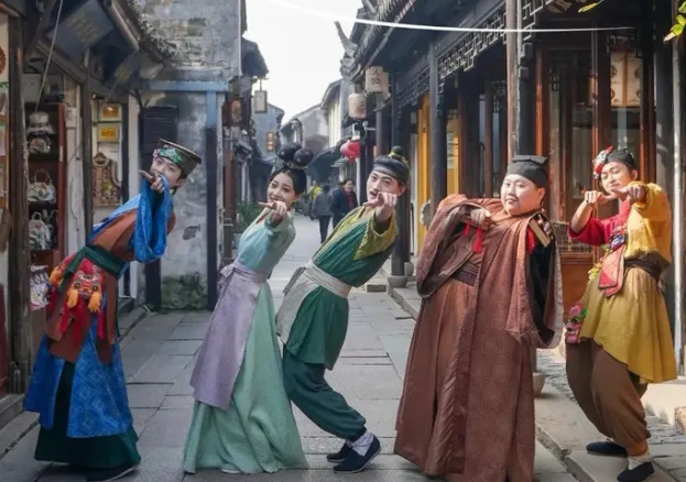 景区乞丐npc遭到游客疯狂投喂