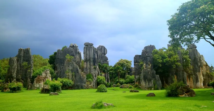 昆明著名的旅游景点——石林