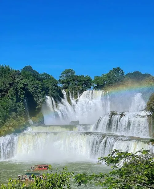 南宁著名的旅游景点——德天瀑布