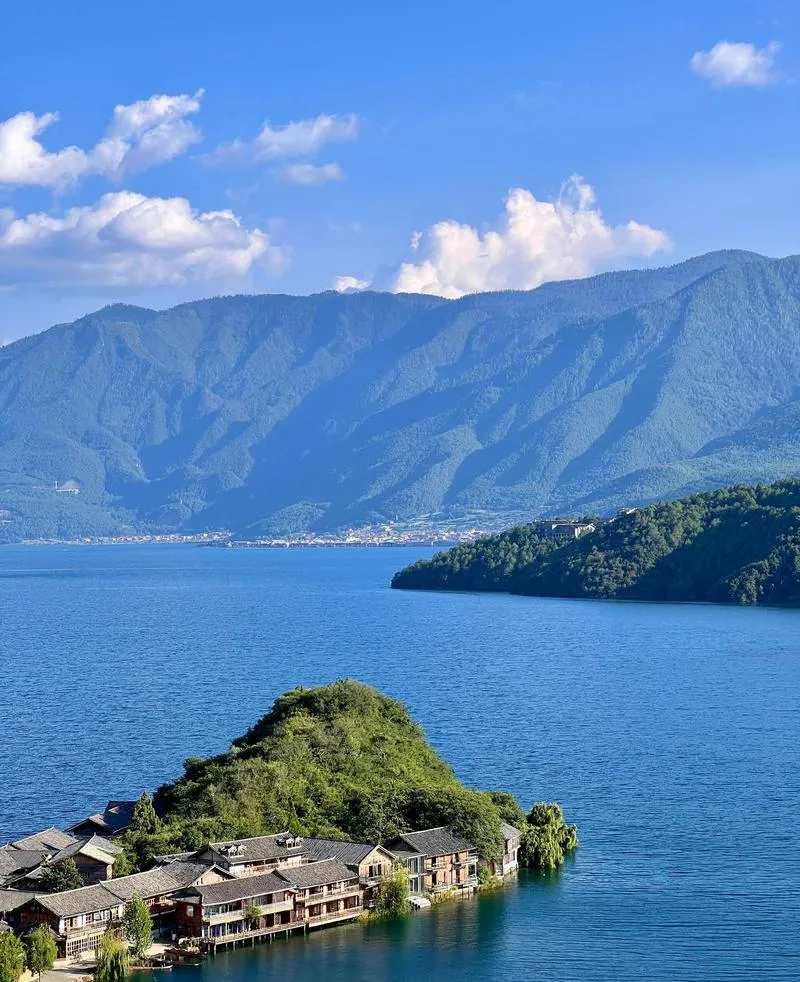 四川凉山著名的旅游景点——泸沽湖摩梭风情岛