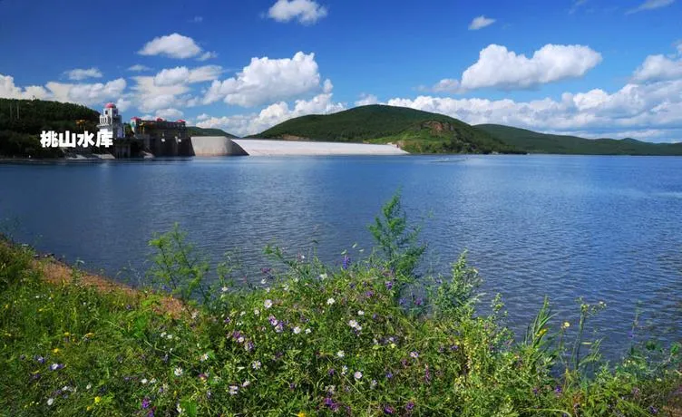 七台河著名的旅游景点——桃山湖