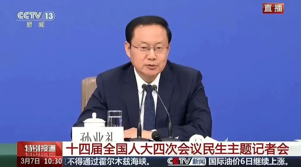 旧事文摘:文旅部部长:传统景区之外出现新的游乐场所,有的圈地造景,将强化综合治理